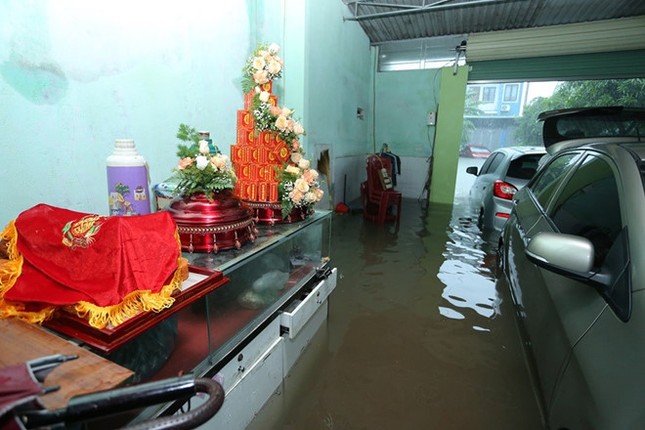 Ăn hỏi đúng ngày ngập lụt, nhà trai dùng phao chở sính lễ sang nhà gái ảnh 1
