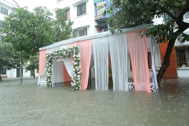 Ăn hỏi đúng ngày ngập lụt, nhà trai dùng phao chở sính lễ sang nhà gái ảnh 4