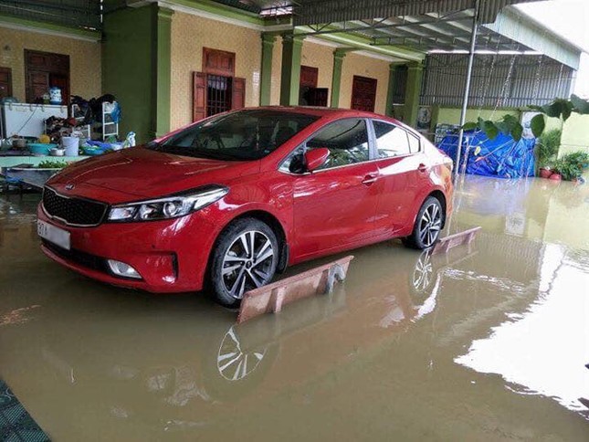 Chủ xe ở Nghệ An chống ngập cho ôtô nhờ ghế đá và gạch ảnh 1