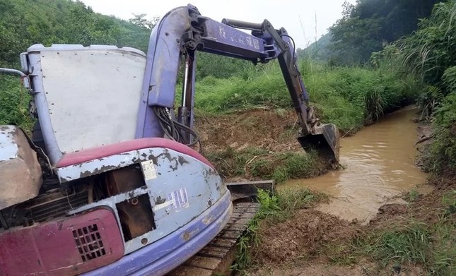Mục kích máy xúc dọn dầu thải đầu nguồn nhà máy nước sông Đà ảnh 3