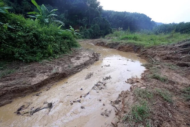 Mục kích máy xúc dọn dầu thải đầu nguồn nhà máy nước sông Đà ảnh 4