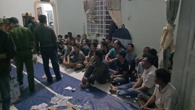 Tạm giữ hình sự 34 đối tượng tham gia sòng bạc lớn ảnh 1