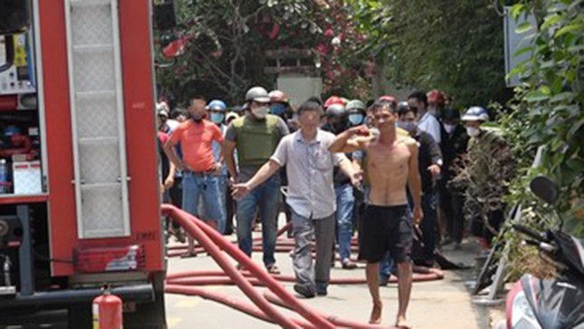 Cảnh sát nổ súng, vây bắt đối tượng nghi ngáo đá cầm dao cướp tài sản ảnh 2