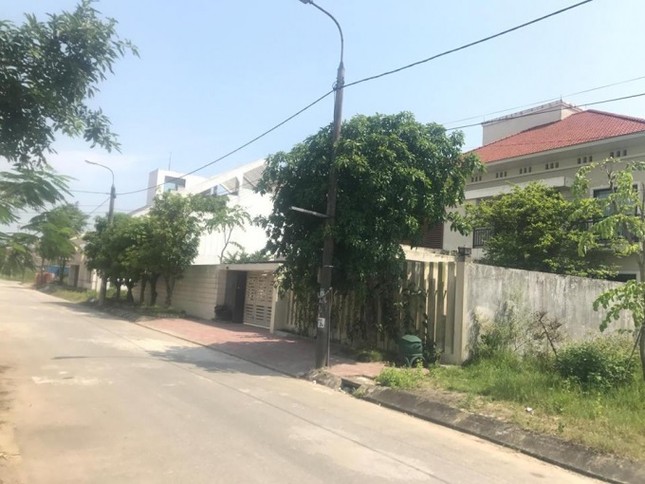Công an quật ngã tên cướp dùng hung khí khống chế con tin ảnh 2