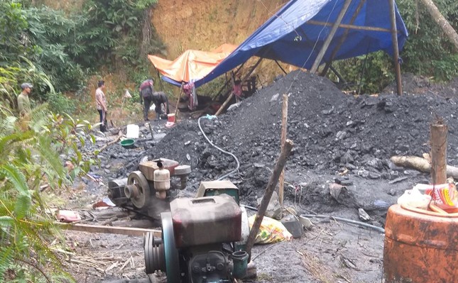 Chủ tịch xã bị đình chỉ công tác nghi để trộm khai thác than trái phép ảnh 2