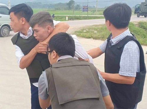 Vụ cầm súng cố thủ ở xe chở ma tuý: Truy tìm nghi phạm thứ 4 ảnh 1