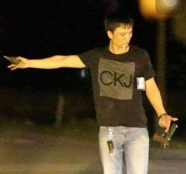 Cuộc vây ráp nghẹt thở bắt nghi phạm cầm súng cố thủ ở xe chở ma tuý ảnh 4