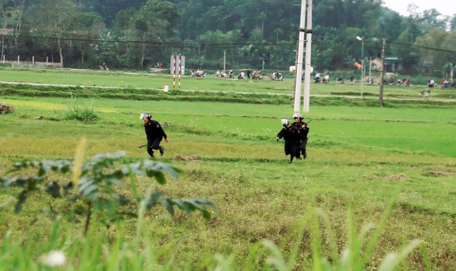 Vụ cầm súng cố thủ trong xe chở ma túy: Nghi phạm bỏ trốn ra đầu thú ảnh 2