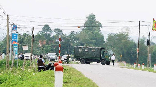 Cuộc vây ráp nghẹt thở bắt nghi phạm cầm súng cố thủ ở xe chở ma tuý ảnh 2