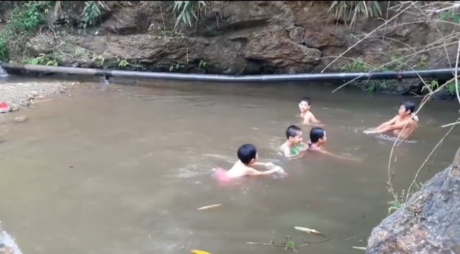 Người dân Nghệ An, Hà Tĩnh vật vã bởi nắng nóng trên diện rộng ảnh 1