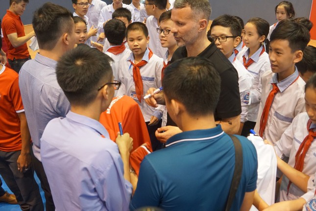Cựu danh thủ M.U Ryan Giggs đến Nghệ An và Hà Tĩnh ảnh 1