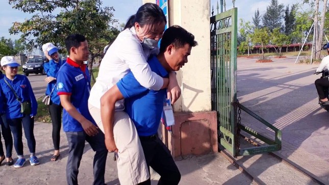 Tình nguyện viên lăn xả cõng thi sinh: Hình ảnh xúc động mùa thi ảnh 1