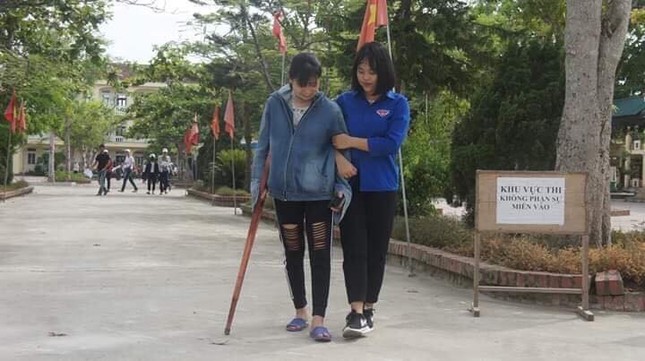 Tình nguyện viên lăn xả cõng thi sinh: Hình ảnh xúc động mùa thi ảnh 3