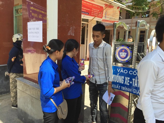 Tình nguyện viên lăn xả cõng thi sinh: Hình ảnh xúc động mùa thi ảnh 6