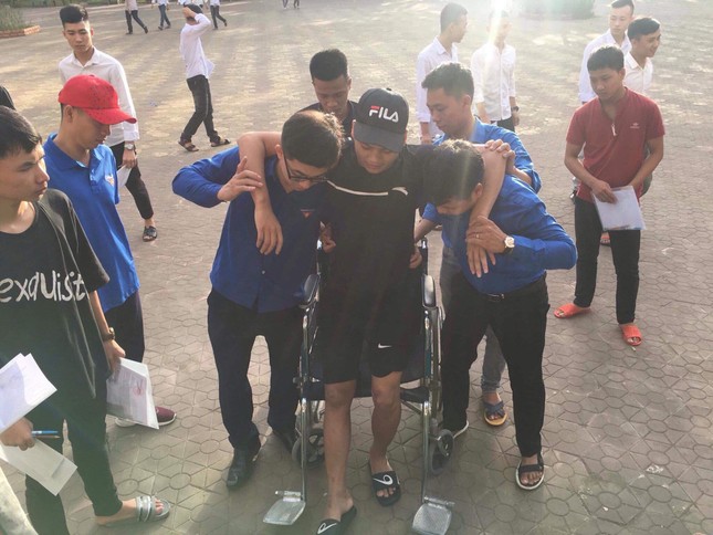 Tình nguyện viên lăn xả cõng thi sinh: Hình ảnh xúc động mùa thi ảnh 2