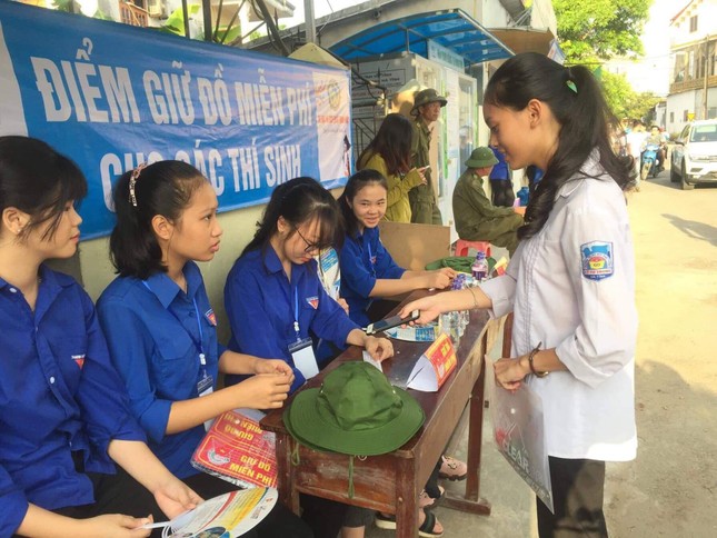 Tình nguyện viên lăn xả cõng thi sinh: Hình ảnh xúc động mùa thi ảnh 5