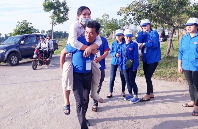 Tình nguyện viên lăn xả cõng thi sinh: Hình ảnh xúc động mùa thi ảnh 4