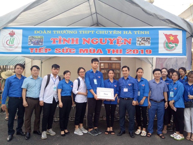 Tình nguyện viên lăn xả cõng thi sinh: Hình ảnh xúc động mùa thi ảnh 8