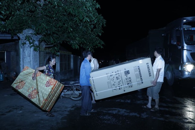 Cận cảnh rừng Hà Tĩnh cháy đỏ trời, dân tất tả di dời tài sản ảnh 12