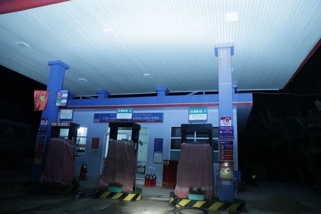 Cận cảnh rừng Hà Tĩnh cháy đỏ trời, dân tất tả di dời tài sản ảnh 13