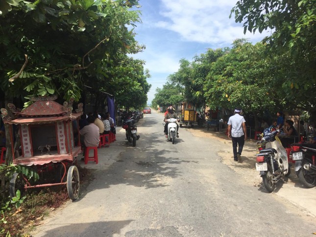 Vụ ô tô đâm xe đạp điện, 3 trẻ tử vong: Áo tang trắng thôn nghèo ảnh 2