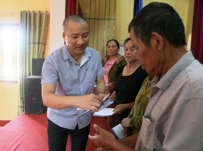 Báo Tiền phong trao 40 suất quà tri ân thương binh liệt sĩ ảnh 2