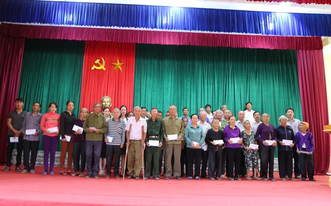 Báo Tiền phong trao 40 suất quà tri ân thương binh liệt sĩ ảnh 1