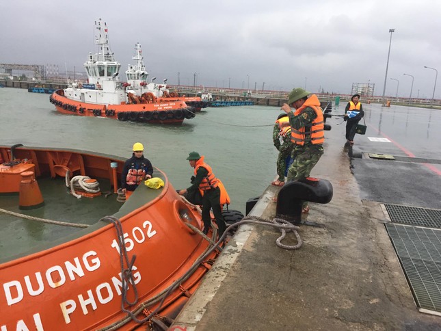 Đã cứu được 12 người vụ tàu chìm trên vùng biển Hà Tĩnh ảnh 2