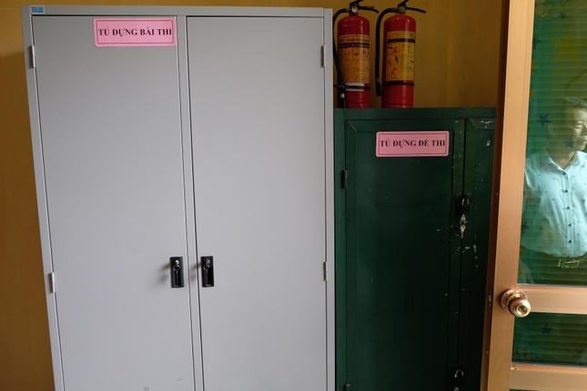 Đột nhập căn phòng đặc biệt chứa đề thi, bài thi ảnh 5