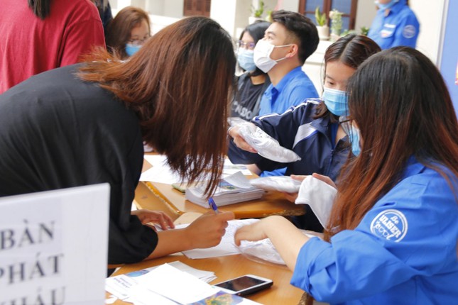 Đủ 'chiêu' phòng dịch ngày đầu tiên sinh viên Hà Nội trở lại giảng đường ảnh 9