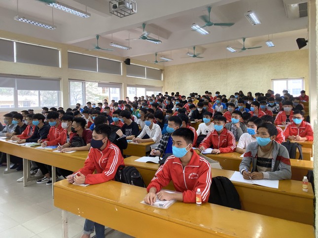 Đủ 'chiêu' phòng dịch ngày đầu tiên sinh viên Hà Nội trở lại giảng đường ảnh 10