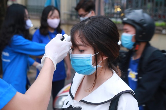 Đủ 'chiêu' phòng dịch ngày đầu tiên sinh viên Hà Nội trở lại giảng đường ảnh 19