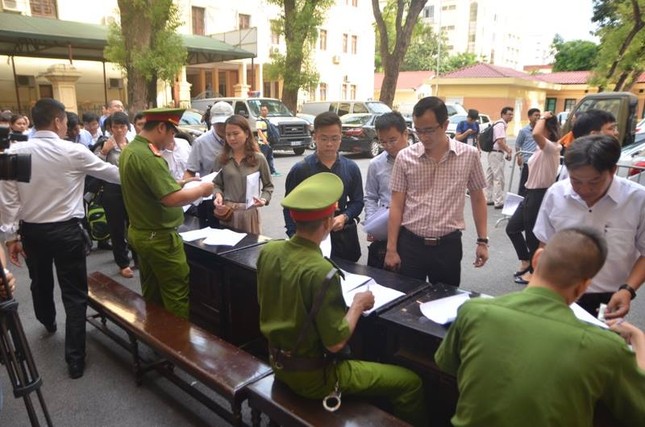 Xét xử đại án Ocean Bank: Diễn viên Quỳnh Tứ hầu tòa trong tư cách bị cáo ảnh 6