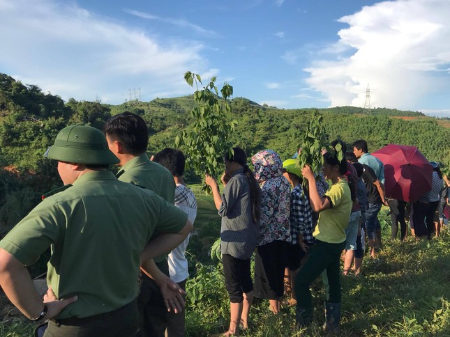 Cán bộ thôn tử vong khi giúp dân chống sạt lở đất ảnh 7