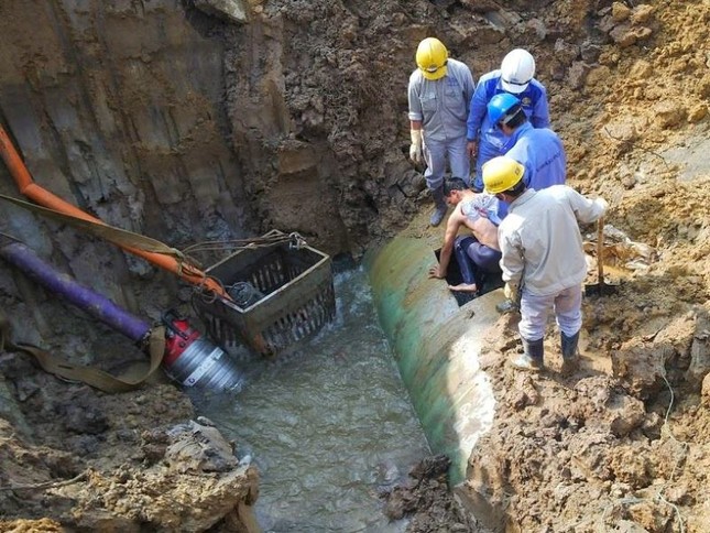 Truy tố nhóm cán bộ gây vỡ đường ống nước sông Đà 18 lần ảnh 1