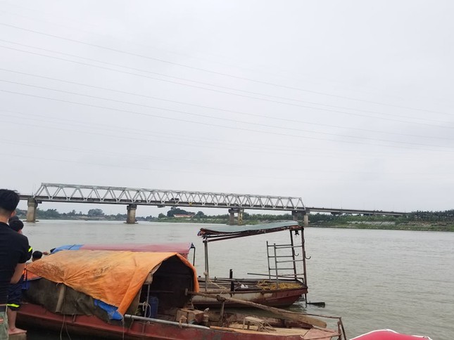 Cùng nhóm bạn dừng giữa cầu, nữ sinh đột ngột gieo mình xuống sông Đuống ảnh 1