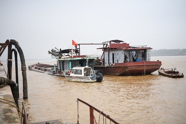 Bắt 15 tàu khai thác cát trái phép trên sông Hồng ảnh 1