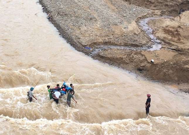 Người Vân Kiều ở vùng lũ: 'Đói lắm, chỉ biết ăn mỳ tôm bộ đội cho' ảnh 1
