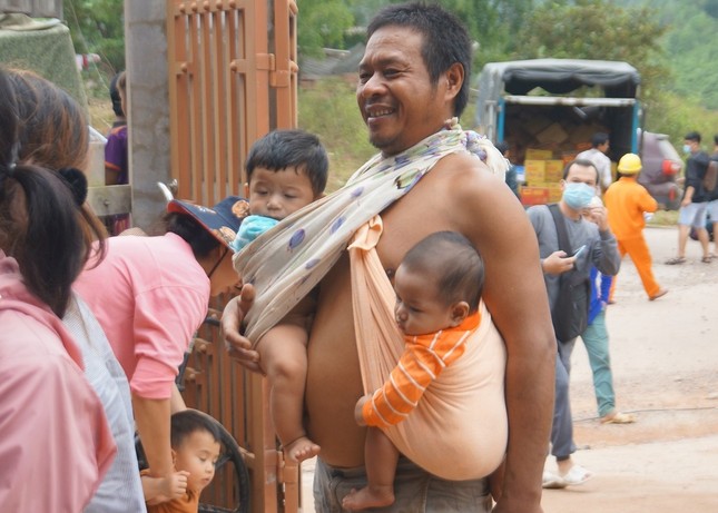 Người Vân Kiều ở vùng lũ: 'Đói lắm, chỉ biết ăn mỳ tôm bộ đội cho' ảnh 4