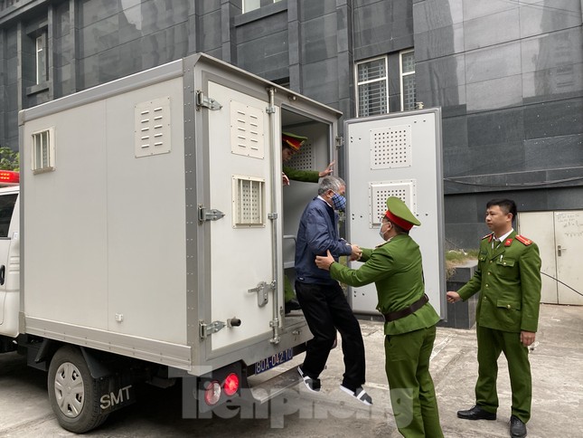 Hoãn phiên xử ông Vũ Huy Hoàng vì vắng mặt 3 bị cáo ảnh 1