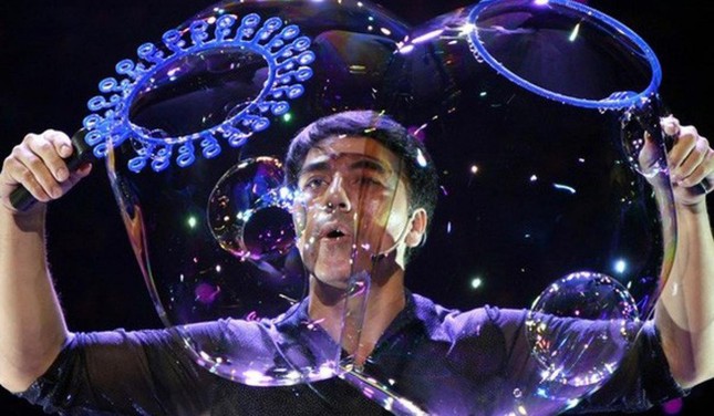 Phù thuỷ bong bóng nổi tiếng trình diễn 3 kỷ lục thế giới tại Sài Gòn ảnh 5