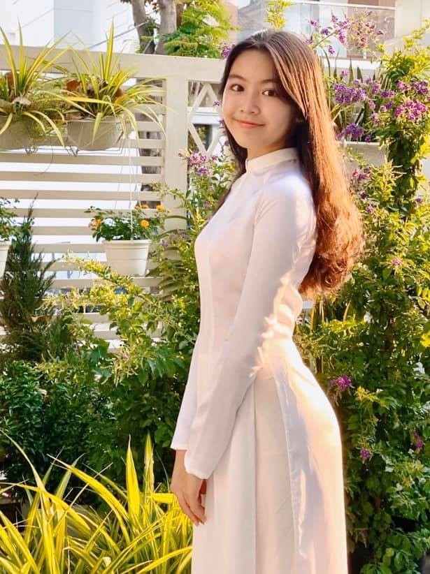 Quyền Linh đưa con gái xinh đẹp như minh tinh đi dự ra mắt phim ảnh 7
