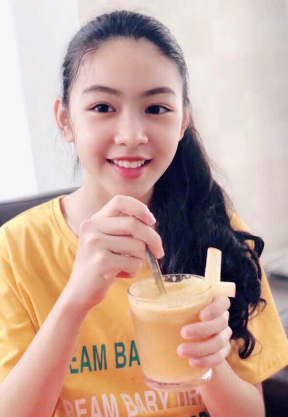 Quyền Linh đưa con gái xinh đẹp như minh tinh đi dự ra mắt phim ảnh 8