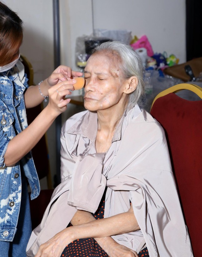 'Quái kiệt sân khấu' Bo Bo Hoàng tái xuất trên sân khấu ở tuổi 74 ảnh 6