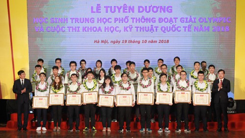 Hai học sinh nhận Huân chương Lao động Hạng Ba ảnh 2
