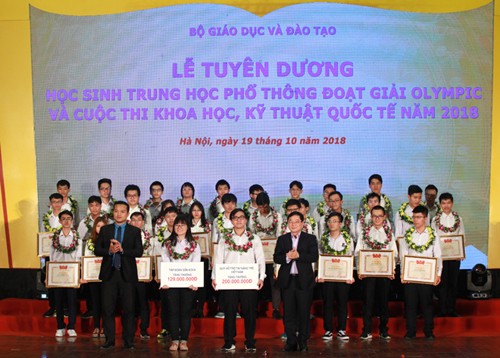 Hai học sinh nhận Huân chương Lao động Hạng Ba ảnh 3