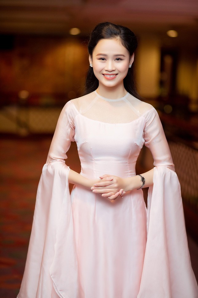Cô gái Bình Dương và con đường trở thành MC VTV2: “Hãy sống thật tử tế” ảnh 12