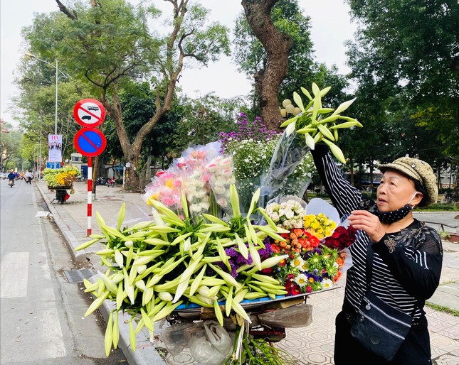 Phố phường Hà Nội lãng mạn với sắc trắng hoa Loa kèn ảnh 10