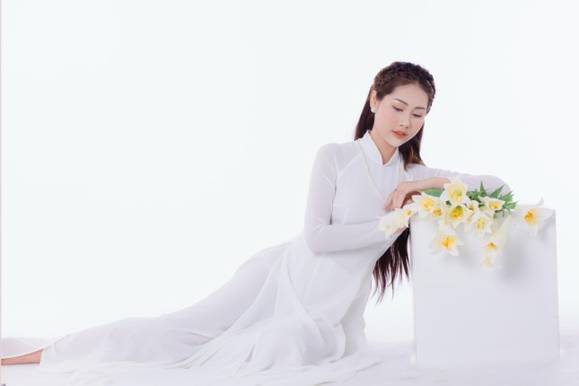 Thiếu nữ Hà Thành khoe vẻ đẹp dịu dàng bên hoa loa kèn ảnh 3