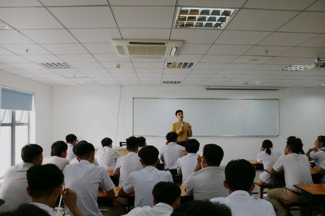 MC Lê Minh Ngọc: Từ chàng trai mê nghệ thuật đến giảng viên Đại học ảnh 10